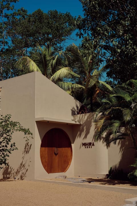 Facade/entrance
