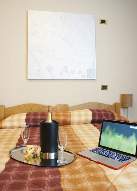 Decorative detail, Drinks