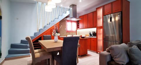 Kitchen or kitchenette, Living room, Seating area, Dining area