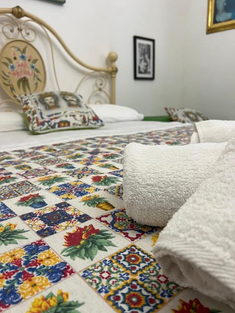 Bed, Photo of the whole room, Decorative detail, Bedroom