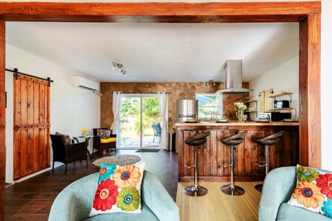 Kitchen or kitchenette, Seating area, Dining area, Food, minibar