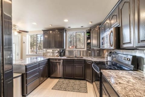 The Affordable Family Fun House- Ping Pong, Pool Table, Darts House in Post Falls