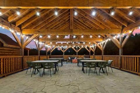 Amazing 16 bedroom Sleeps 40 plus with two units side by side House in Sevierville