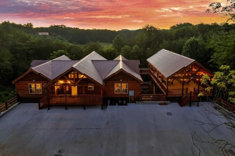 Amazing 16 bedroom Sleeps 40 plus with two units side by side House in Sevierville