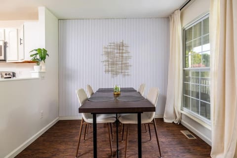 Comfy Duplex w 2 Kings Sofa Bed House in Maryville