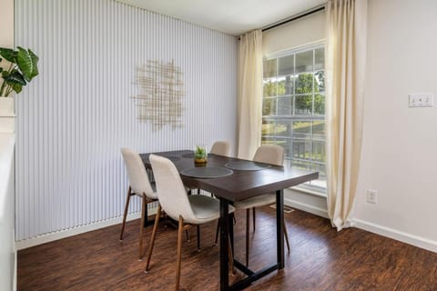 Comfy Duplex w 2 Kings Sofa Bed House in Maryville