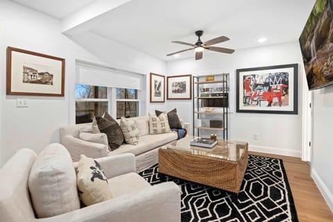 Nanna's Blessing-Walkable to UofA Campus-Spacious House in Fayetteville