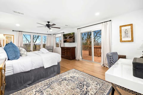 Nanna's Blessing-Walkable to UofA Campus-Spacious House in Fayetteville