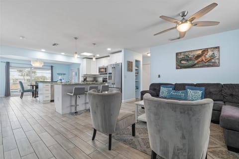 Canalfront Bradenton home with Dock & Heated Screened In Pool House in Cortez