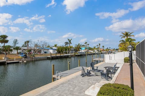 Canalfront Bradenton home with Dock & Heated Screened In Pool House in Cortez