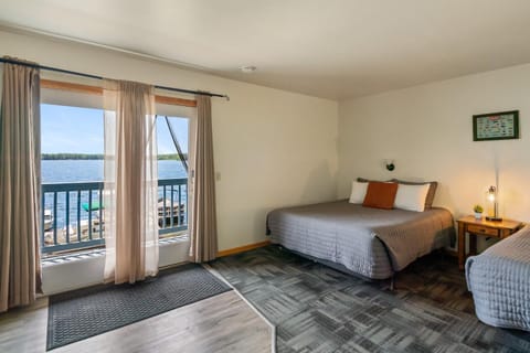 Lakeside Double Queen Suite Upper-Level Retreat Apartment in Fife Lake