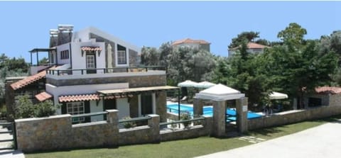 Property building, Day, Garden, Garden view, Pool view, Swimming pool, sunbed