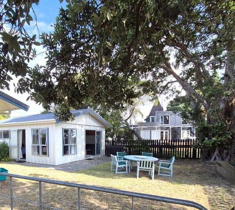 Property building, Facade/entrance, Garden, Dining area, Garden view, pet friendly