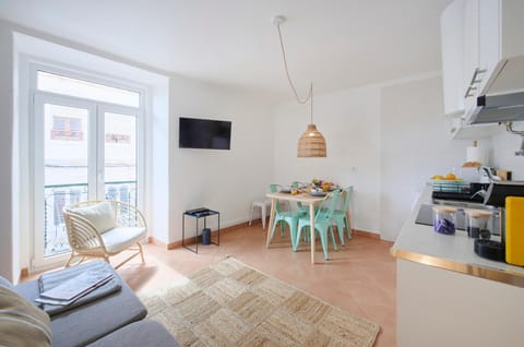 TV and multimedia, Kitchen or kitchenette, Living room, Seating area, Dining area, oven