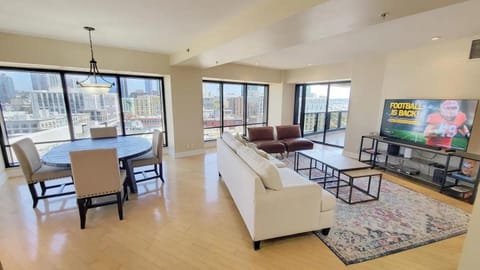 Luxurious and Spacious 2-Bedroom Condo Unit Downtown San Diego in the Heart of the Gaslamp Quarter - 30-Day Min Apartment in Gaslamp Quarter