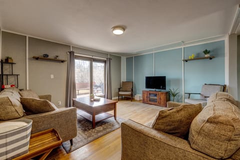 Communal lounge/ TV room, TV and multimedia, Living room, Seating area, Evening entertainment