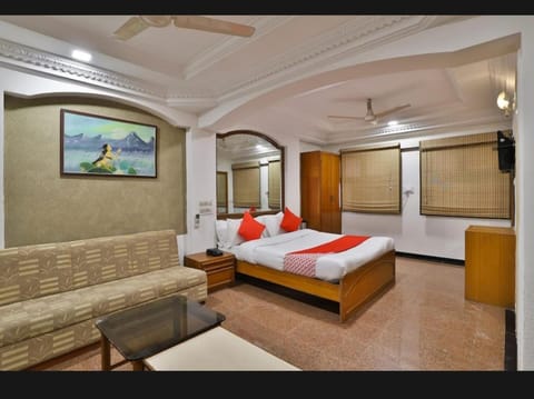 TV and multimedia, Photo of the whole room, Seating area, Bedroom, towels, air conditioner