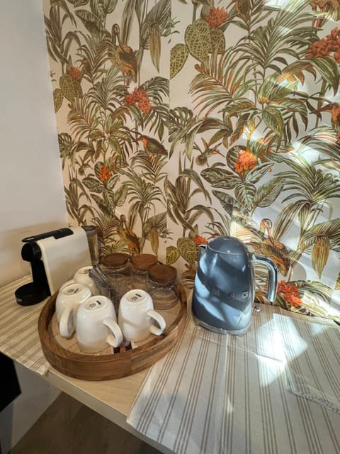 Coffee/tea facilities, Kitchen or kitchenette, Kitchen or kitchenette, Internal: Not applicable to any particular room