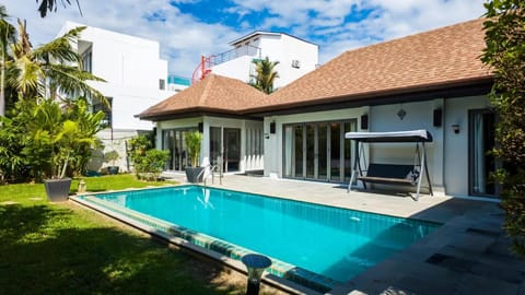 Property building, Garden view, Swimming pool, Swimming pool, sunbed