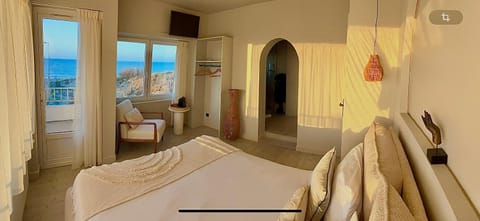 Bed, Natural landscape, TV and multimedia, Photo of the whole room, Seating area, Bedroom, Sea view, Sea view, Sunrise, Sunset, wardrobe