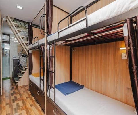 Bed, Photo of the whole room, bunk bed, air conditioner