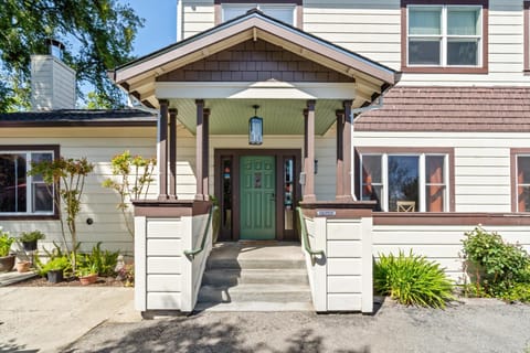 Cinnamon Bear Creekside Inn Bed and Breakfast in Sonoma