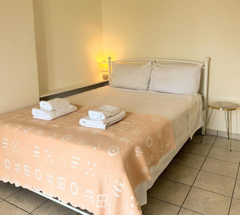 Bed, Photo of the whole room, Bedroom, towels, towels