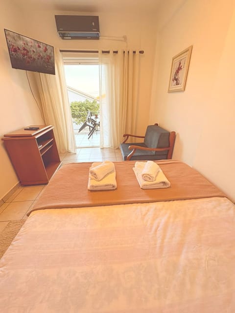 Bed, Living room, Photo of the whole room, Seating area, Bedroom, towels, air conditioner