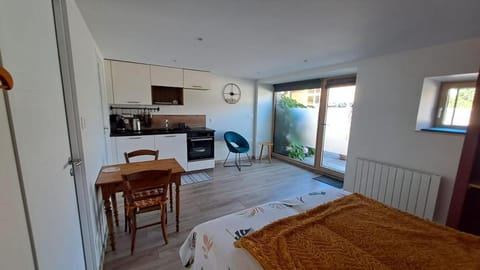 Kitchen or kitchenette, Seating area