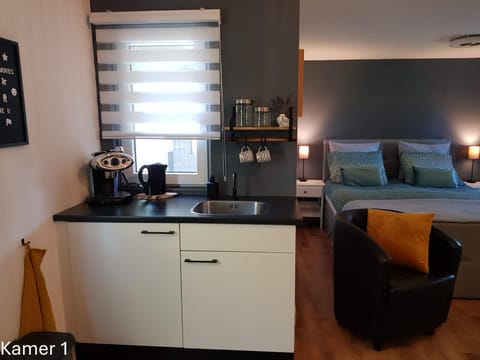 Coffee/tea facilities, Kitchen or kitchenette, microwave