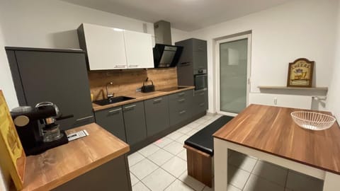 Coffee/tea facilities, Kitchen or kitchenette, dishwasher, oven, stove