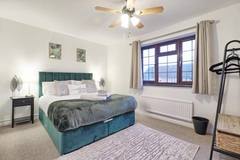 Bed, Photo of the whole room, Bedroom