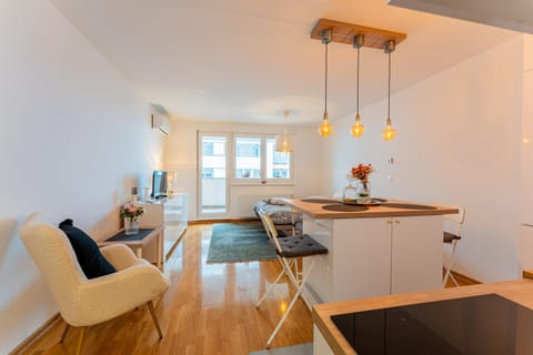 Property building, Kitchen or kitchenette, Living room, Seating area, Dining area