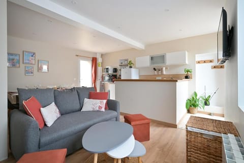 Property building, TV and multimedia, Kitchen or kitchenette, Living room, Dining area
