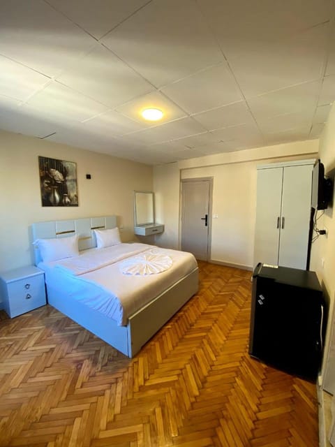 Communal lounge/ TV room, Bed, TV and multimedia, Kitchen or kitchenette, Photo of the whole room, Evening entertainment, Bedroom, oven, wardrobe