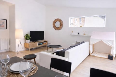 TV and multimedia, Living room, Seating area, Evening entertainment