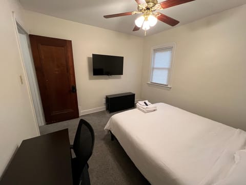 StayWithJay Premium Furnished Room near Cleveland Airport Vacation rental in Cleveland Heights