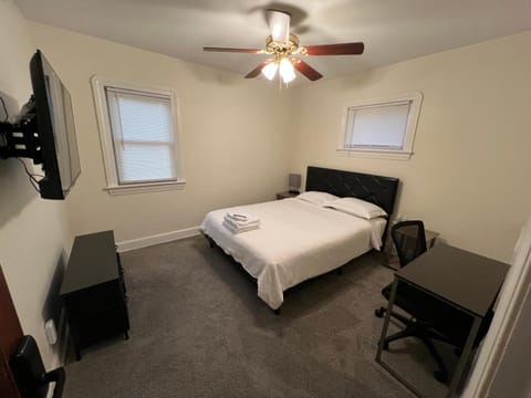 StayWithJay Premium Furnished Room near Cleveland Airport Vacation rental in Cleveland Heights