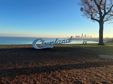 StayWithJay Premium Furnished Room near Cleveland Airport Vacation rental in Cleveland Heights