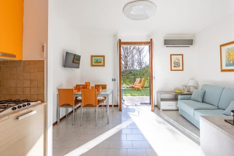 TV and multimedia, Kitchen or kitchenette, Living room, Seating area, Dining area, air conditioner