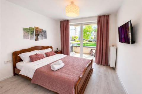 Bed, TV and multimedia, Photo of the whole room, Bedroom, towels