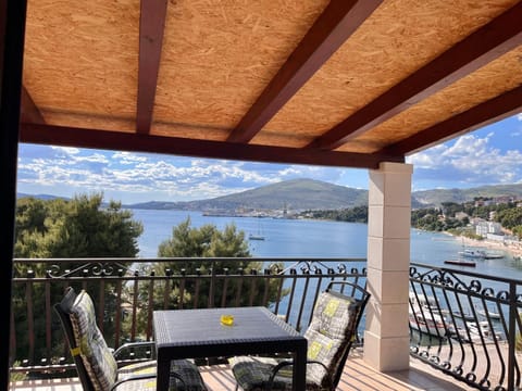 Apartments Villa Mirella 20 m from the sea - free parking Apartment in Okrug Gornji