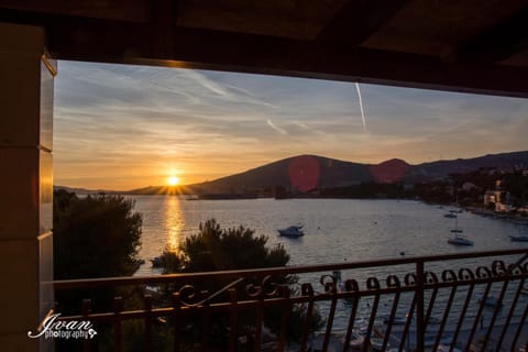 Apartments Villa Mirella 20 m from the sea - free parking Apartment in Okrug Gornji