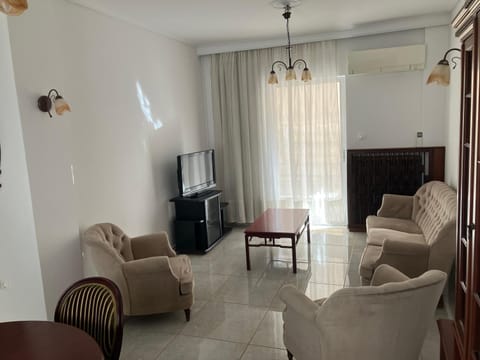 Communal lounge/ TV room, TV and multimedia, Living room, Seating area, Evening entertainment
