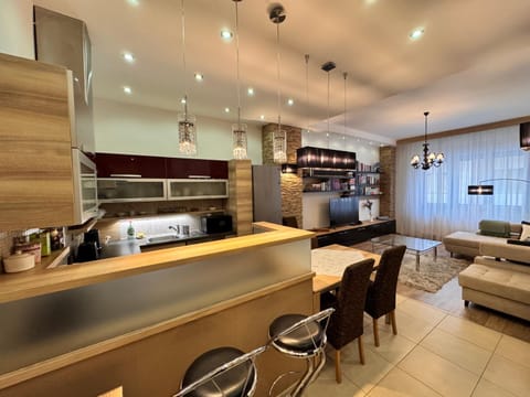 Coffee/tea facilities, Kitchen or kitchenette, Living room, Seating area, Dining area, oven, stove, toaster