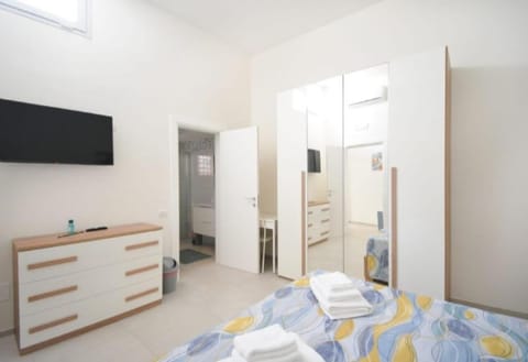 Bed, TV and multimedia, Photo of the whole room, Bedroom, wardrobe