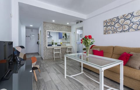 TV and multimedia, Kitchen or kitchenette, Living room, Seating area, Dining area