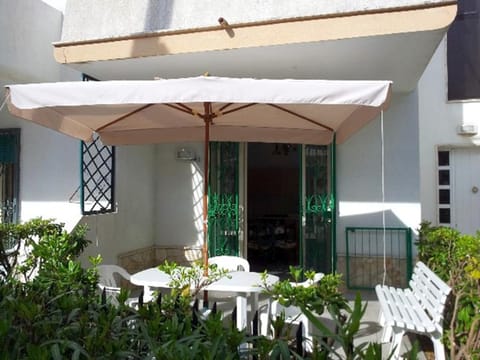 Property building, Facade/entrance, Garden