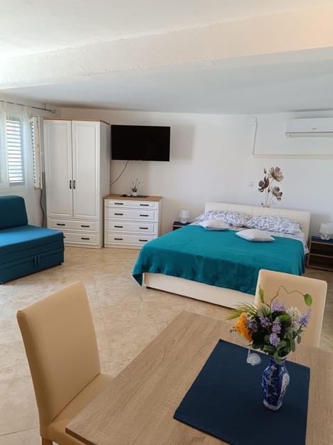 Communal lounge/ TV room, Bed