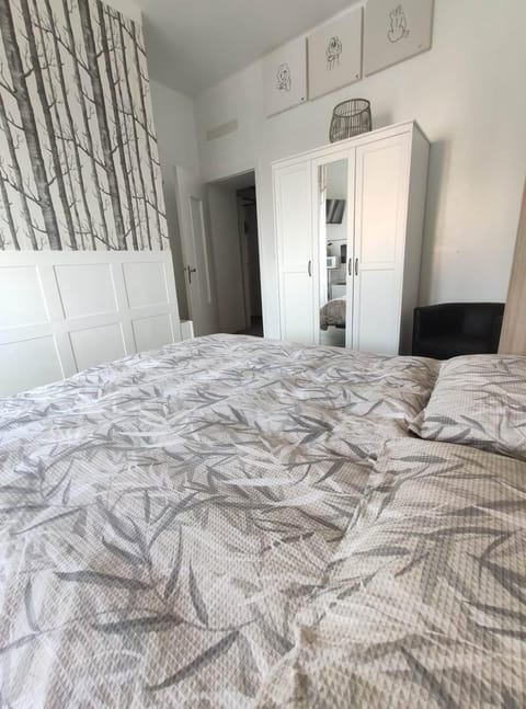 Bed, Photo of the whole room, wardrobe